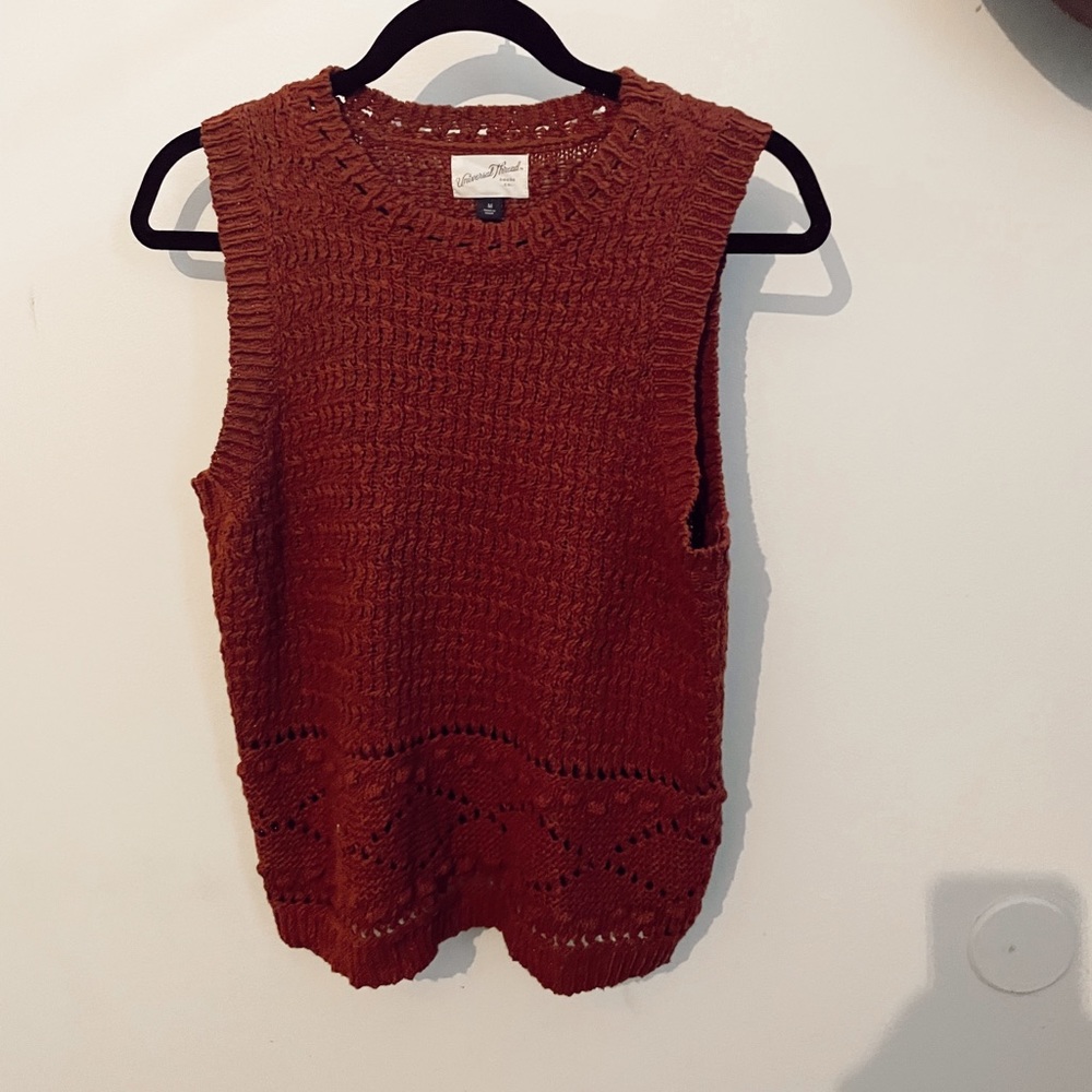 UNIVERSAL THEEAD OVERSIZED VEST. A rust colored knit vest!